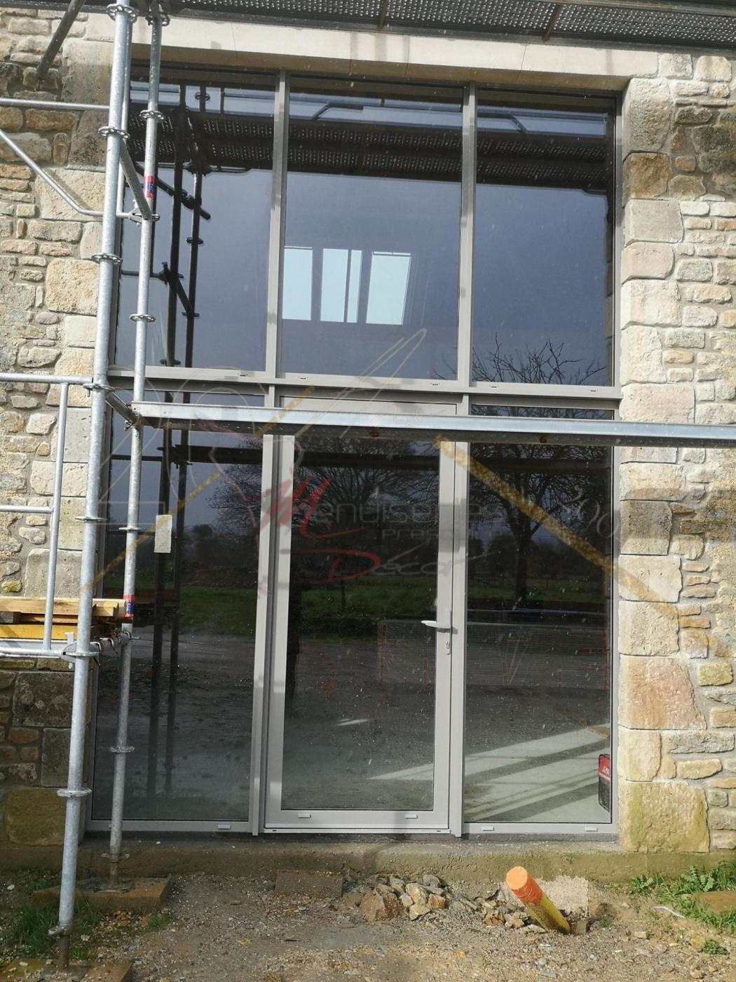 Ensemble composé 1 porte d'entrée et 5 châssis fixes Technal aluminium